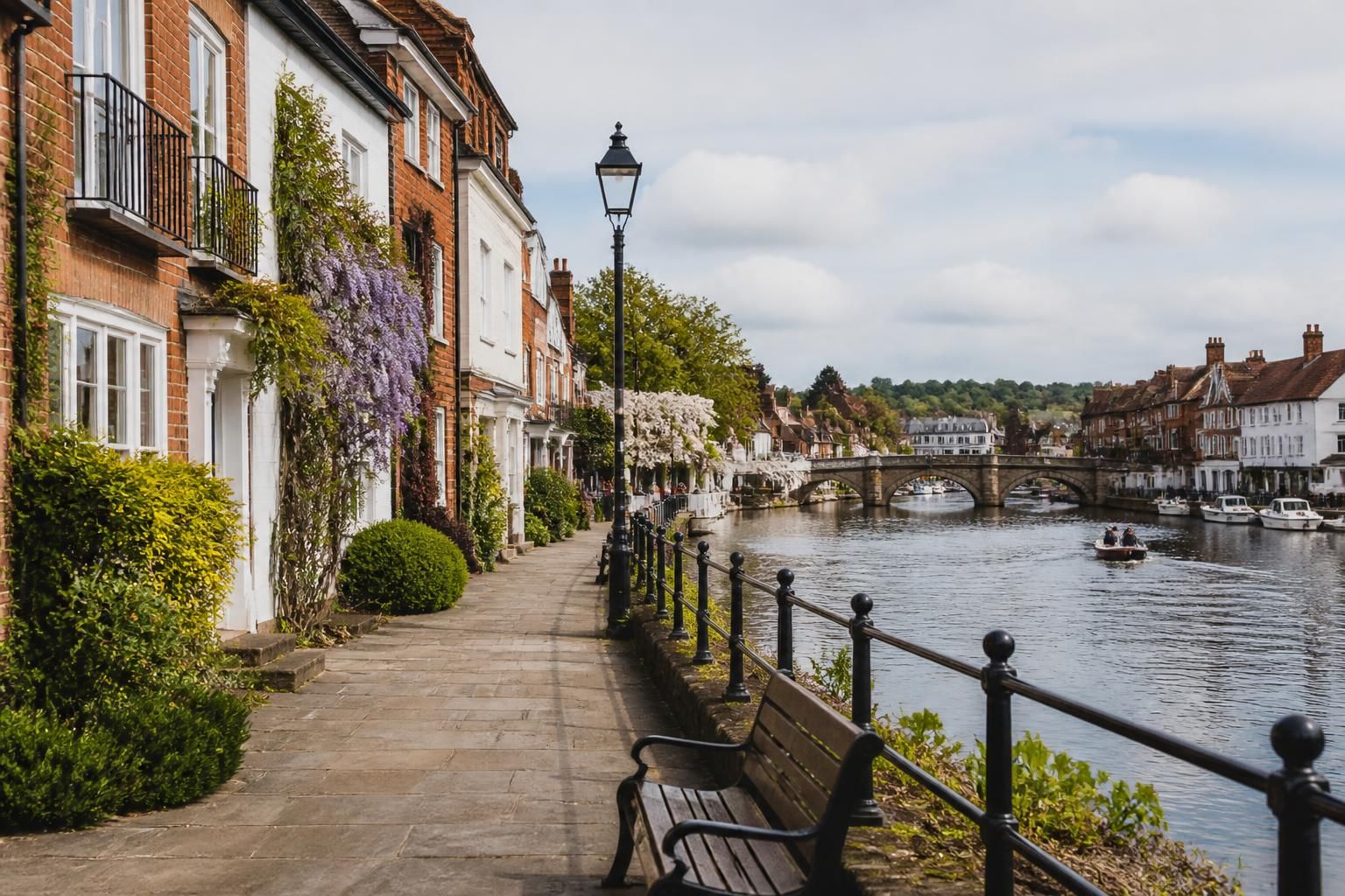 Picturesque riverside town neighborhood in Henley-on-Thames.